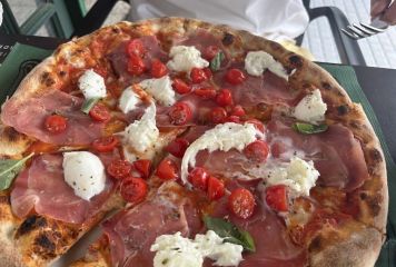 Pizzeria Mezzaluna